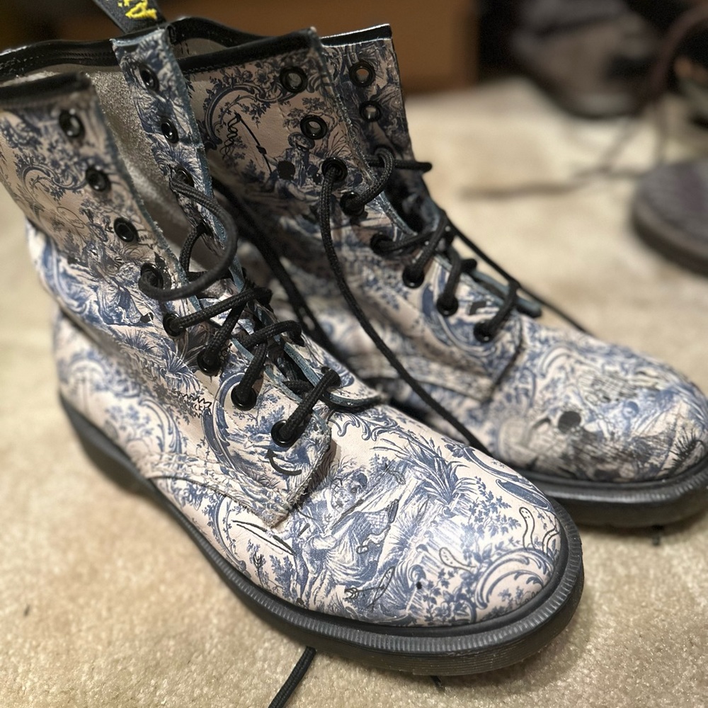 DR. MARTENS Leather Printed Combat Boots sz 7